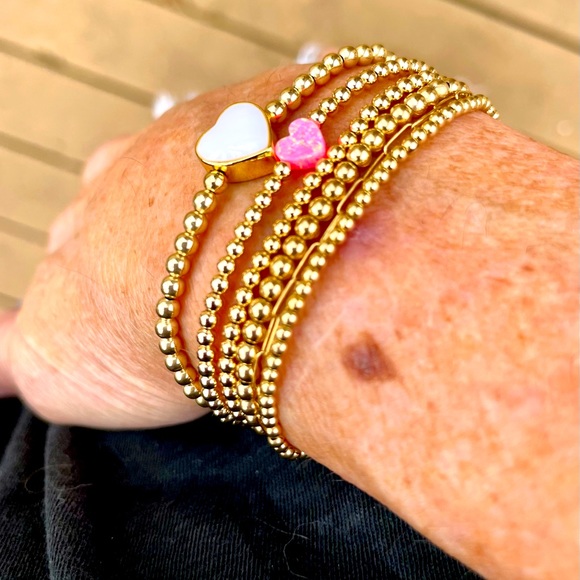 Heart 💘
Handmade 14k gold filled stretch shell heart bracelet - Picture 4 of 7